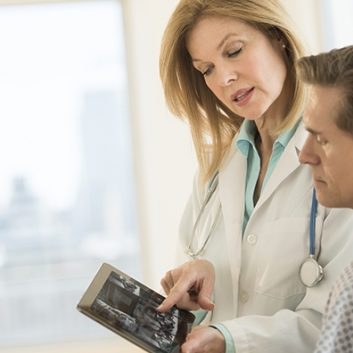 doctor with ehr 712_0 doctor with ehr 712_0